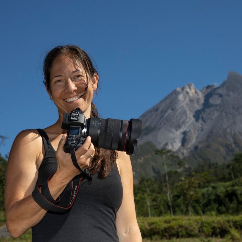 Canon RF 15-35mm F2.8L IS USM  Nainen pitelee kameraa