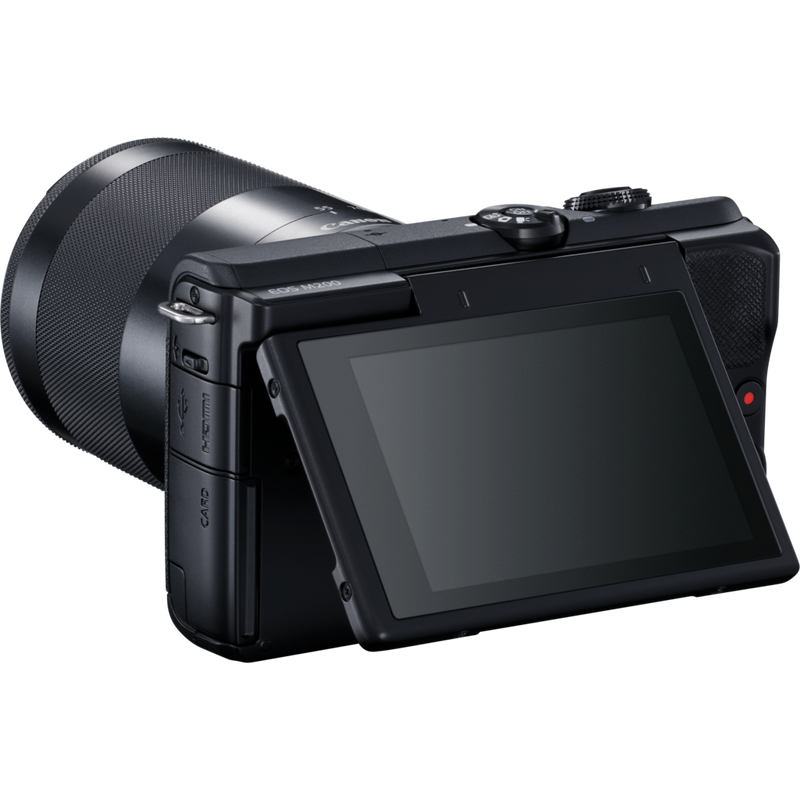 Corpo Canon EOS M200 Nero + Obiettivi EF-M 15-45mm + EF-M 55-200mm Prodotto Vista diagonale posteriore con schermo inclinabile