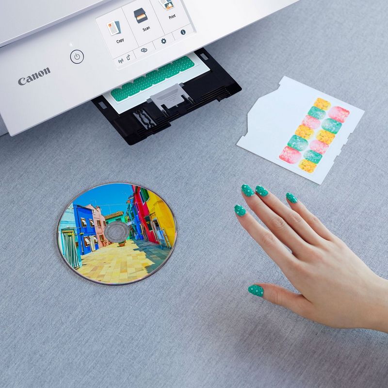 Canon PIXMA TS8351 Wireless Colour All in One Photo Printer, White Produkt Sett forfra med en person som prøve å fjerne bildet