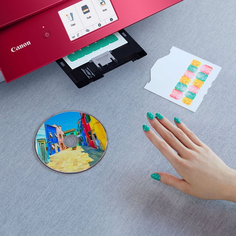 Wielofunkcyjna drukarka atramentowa Canon PIXMA TS8352, czerwona Produkt Widok z przodu – osoba próbuje wyjąć zdjęcie