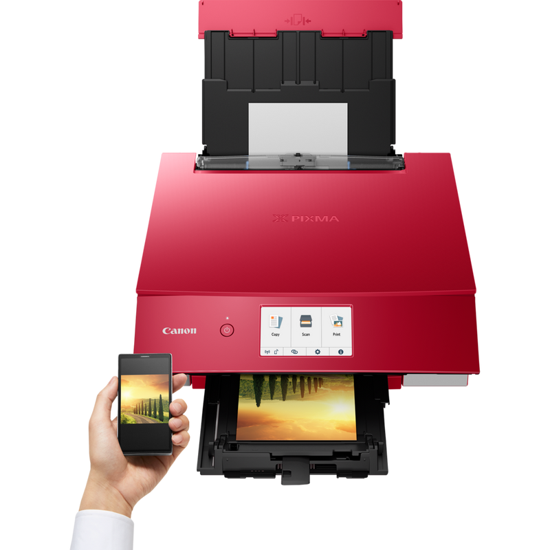 Wielofunkcyjna drukarka atramentowa Canon PIXMA TS8352, czerwona Produkt Widok z przodu – osoba drukuje ze smartfona