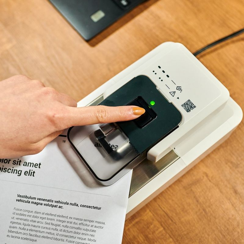 Instant Staple Remover-A1 0 Hand using the product side view