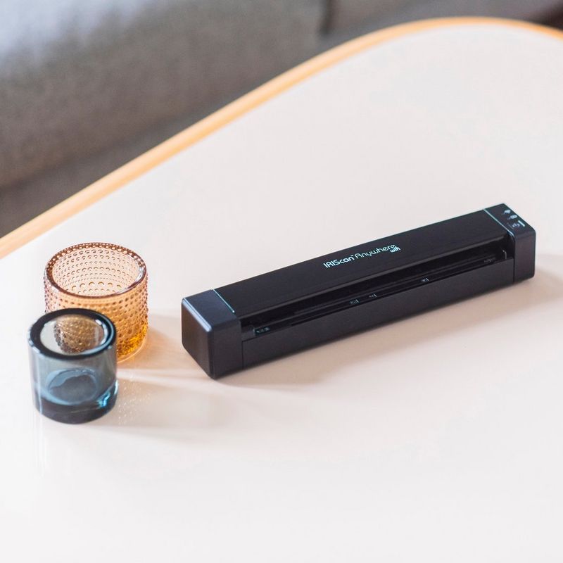 IRIScan Anywhere 6 WiFi Simplex Scanner På et bord