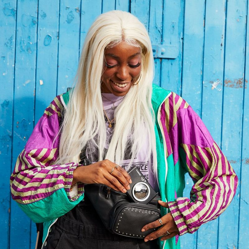 Cámara impresora instantánea Canon Zoemini S, negro mate Mujeres guardando la impresora en un estuche