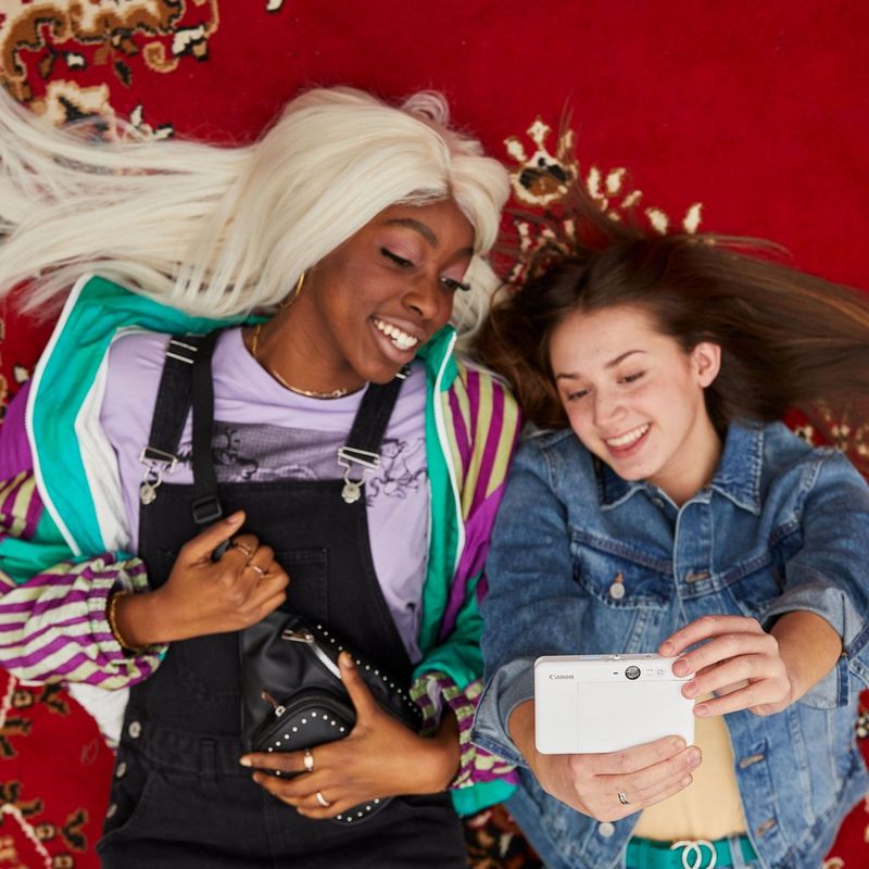 Cámara impresora instantánea Canon Zoemini S, blanco perla Dos mujeres con la impresora