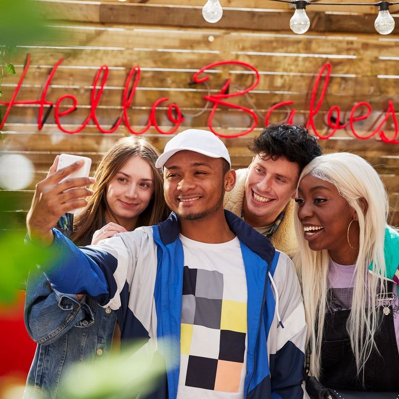 Cámara impresora instantánea Canon Zoemini S, blanco perla 4 personas haciéndose un selfi