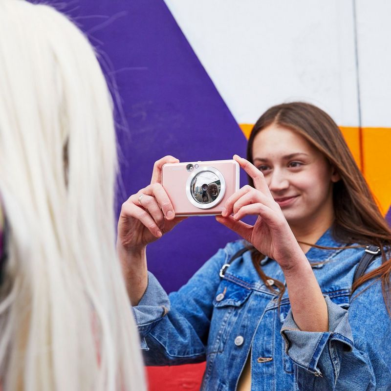 Cámara impresora fotográfica en color instantánea Canon Zoemini S, oro rosa + Diario + Estuche Mujeres haciendo una foto