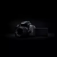 Canon EOS 850D + objectif EF-S 18-135mm f/3.5-5.6 IS USM Produits Vue avant avec écran ouvert