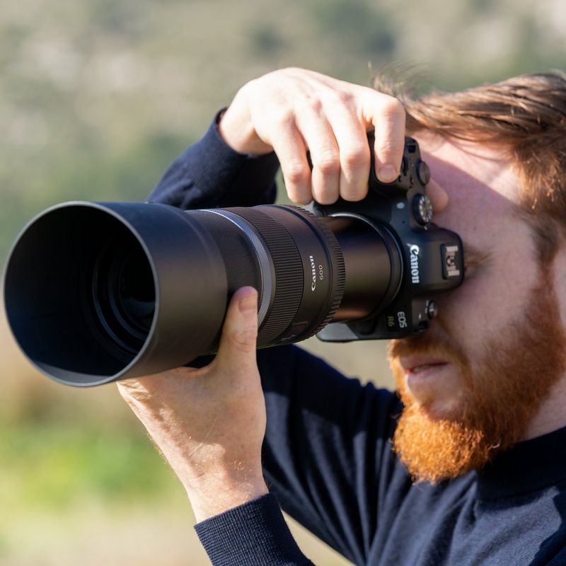 Canon ET-88B Lens Hood 0 Man using a camera with the hood attached