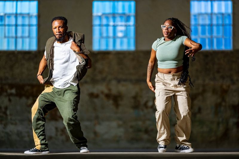Two urban dancers photographed mid-routine by David Newton lit by a single Speedlite EL-5 - frame 4 of a sequence of 8 frames. © David Newton
