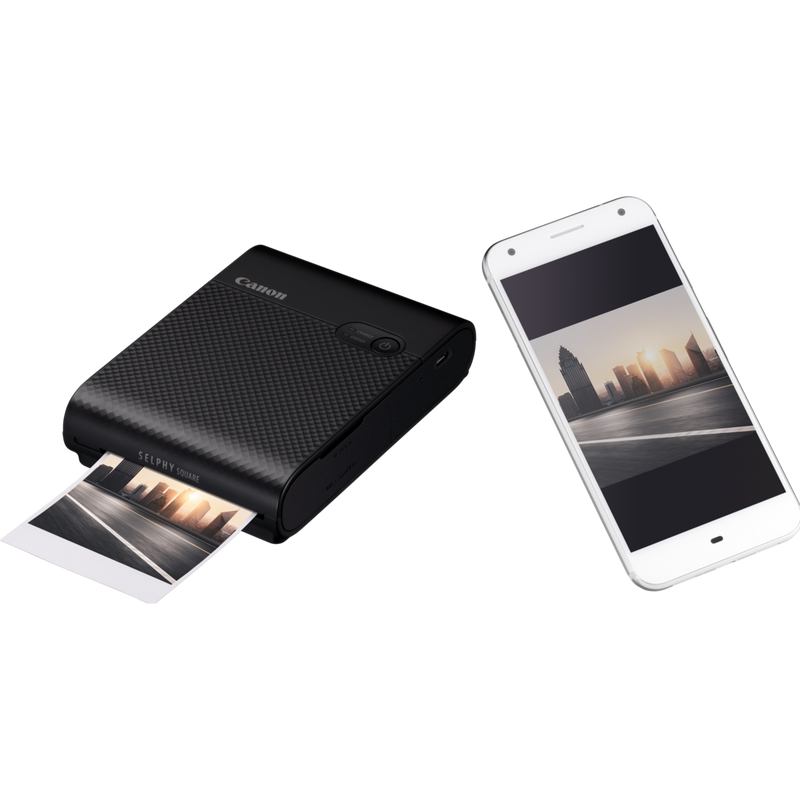 Kit premium de impresora fotográfica inalámbrica SELPHY SQUARE QX10 de Canon, en negro Vista izquierda con una impresión y un teléfono a la derecha