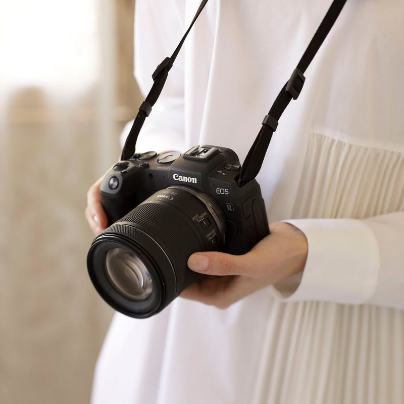 Objectif Canon RF 24-105mm F4-7.1 IS STM Une femme tenant un appareil photo
