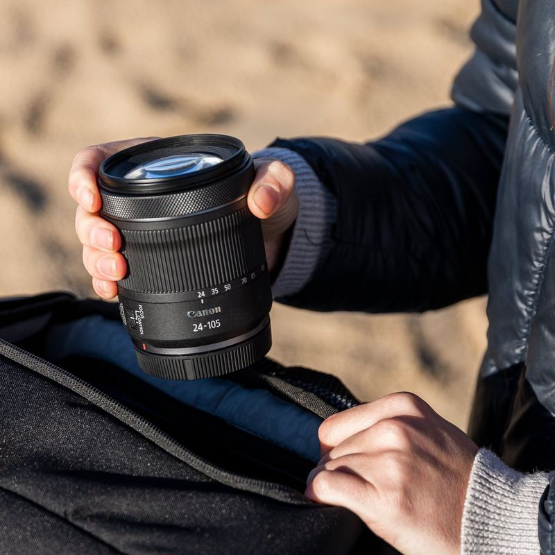 Objectif Canon RF 24-105mm F4-7.1 IS STM L'objectif sorti d'un sac pour appareil photo