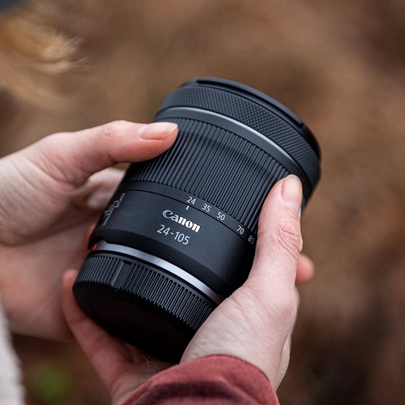 Objectif Canon RF 24-105mm F4-7.1 IS STM Mains tenant l'objectif