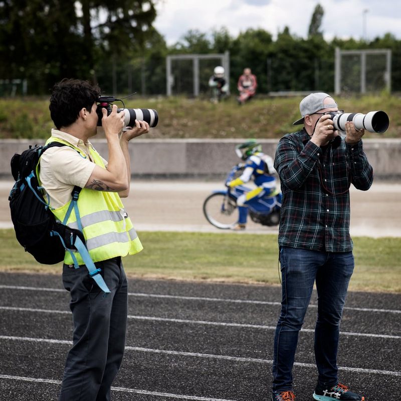 Objectif Canon RF 100-500mm F4.5-7.1L IS USM Des hommes tenant les appareils photo près de leurs visages