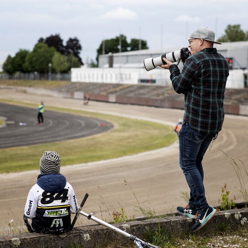 Objectif Canon RF 100-500mm F4.5-7.1L IS USM Un homme avec un appareil photo sur des rails