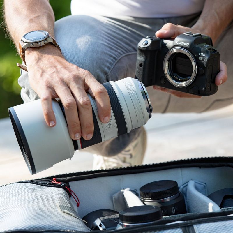 Usuario acoplando un objetivo al cuerpo de la cámara