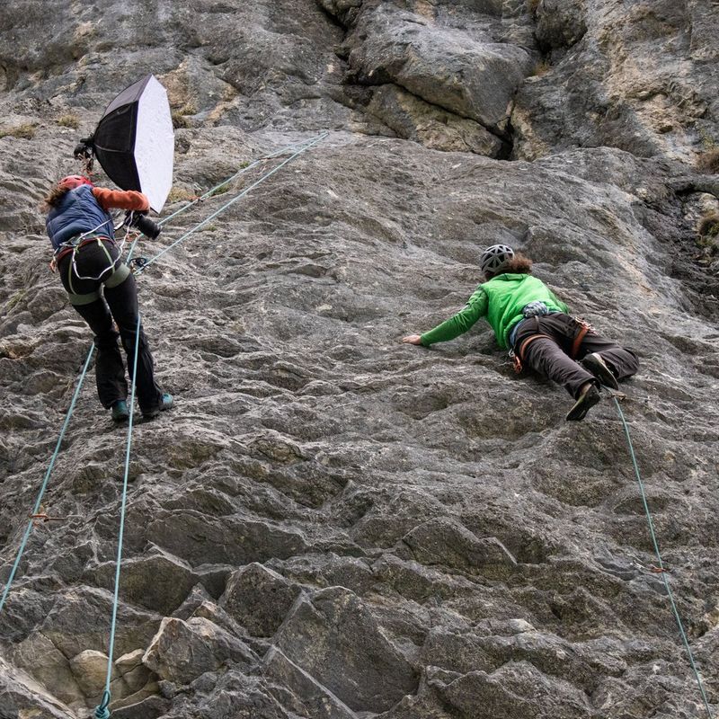 Fotógrafo haciendo una foto de un escalador