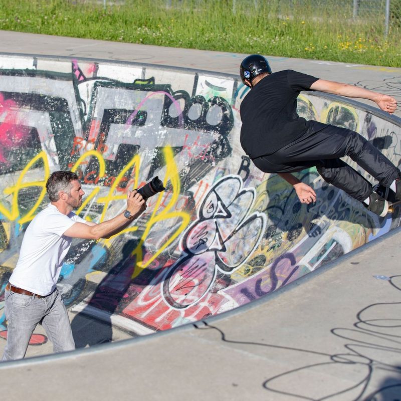Hombre haciendo una foto en un parque de skate