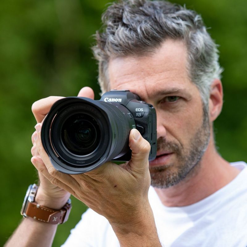 Un usuario haciendo una foto con un parasol acoplado al objetivo