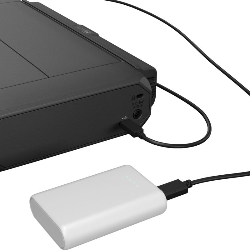 Canon PIXMA TR150 mobiler Tintenstrahldrucker mit Akku Produkt Seitenansicht des Druckers, der über ein mobiles Ladegerät geladen wird