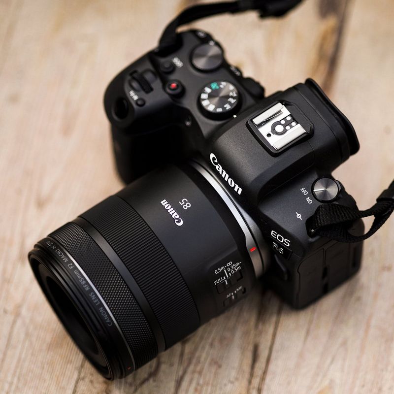 Canon RF 85mm F2 Macro IS STM Objektiv Das Objektiv mit einer Kamera