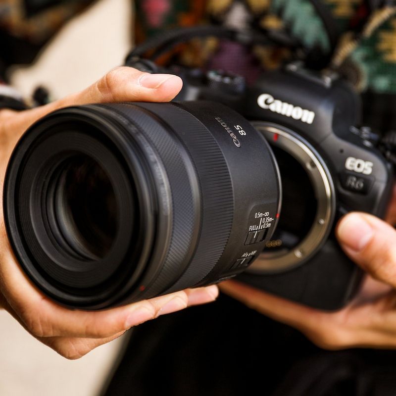 Canon RF 85mm F2 Macro IS STM Objektiv Anbringen des Objektivs an einer Kamera