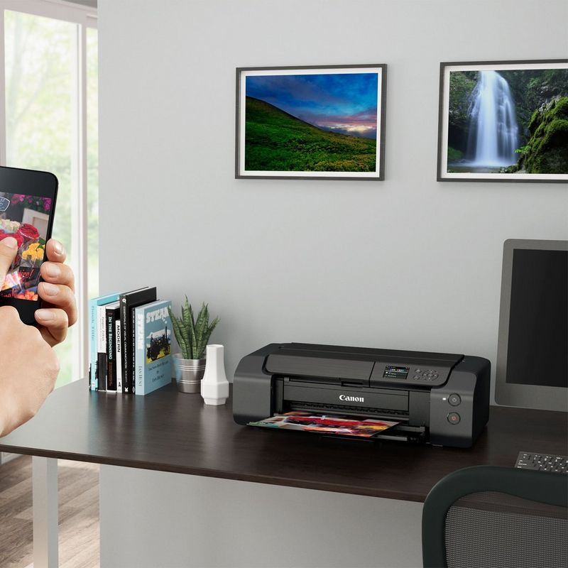 Impresora fotográfica inalámbrica A3 Plus en color PIXMA PRO-200 de Canon Producto Vista frontal de una persona imprimiendo desde un smartphone