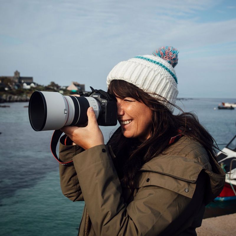 Objectif Canon RF 70-200mm F4L IS USM Une femme tenant un appareil photo près de son visage