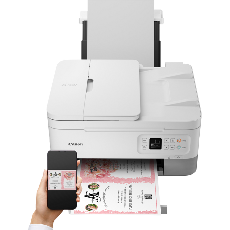 Canon PIXMA TS7451 trådløs alt-i-én-inkjet-fotoprinter, hvid Produkt Set forfra med en person, der printer fra en smartphone