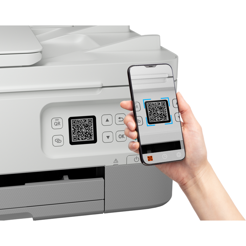 Canon PIXMA TS7451 trådløs alt-i-én-inkjet-fotoprinter, hvid Produkt Set forfra med en person, der scanner QR-koden