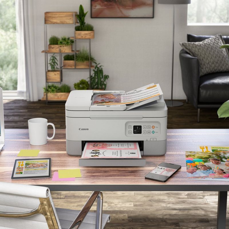 Canon PIXMA TS7451 trådløs alt-i-én-inkjet-fotoprinter, hvid  Sat på et bord med papirudbakke