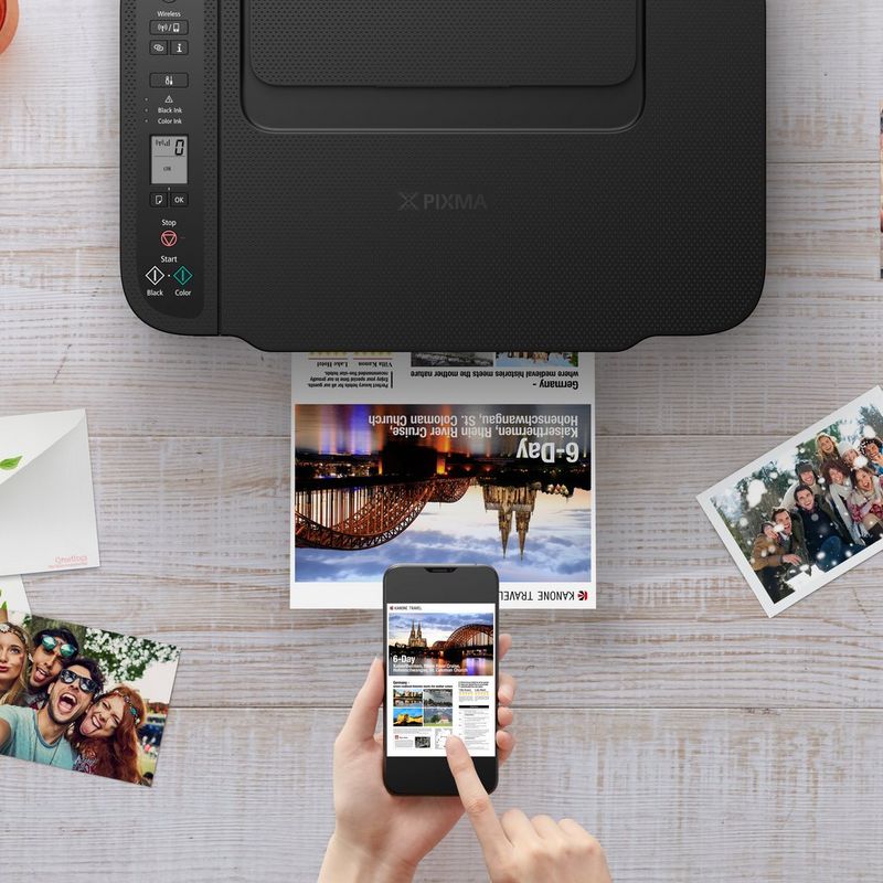 Canon PIXMA TS3450 negra: impresora multifunción fotográfica de inyección de tinta en color Producto Vista superior de una persona imprimiendo desde un smartphone