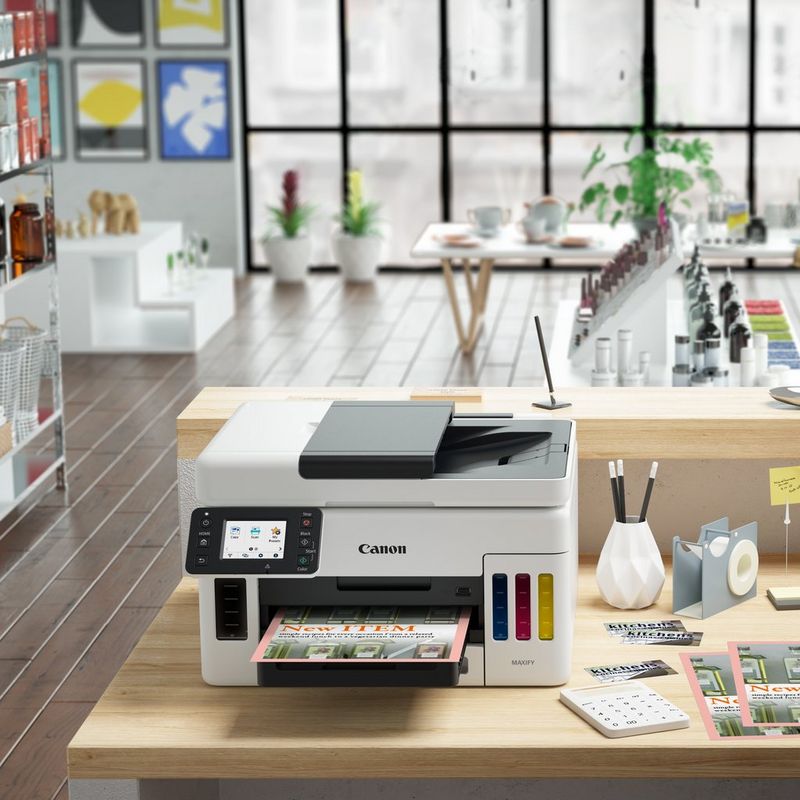 Canon MAXIFY GX6050 Wireless 3-in-1 Refillable MegaTank Inkjet Printer  På et bord med papirskuff åpen