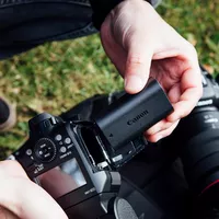 Canon Speedlite EL-1 Flash 0 Hand putting the battery in a camera