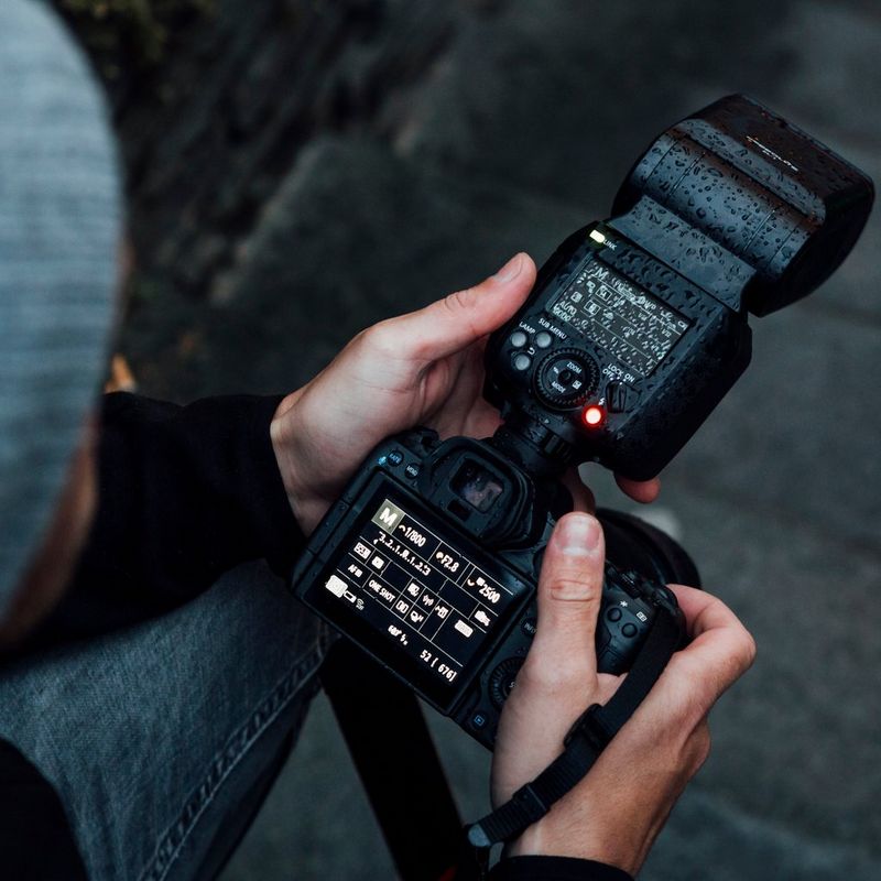 Flash Canon Speedlite EL-1 0 Homme regardant le flash provenant d'un appareil photo