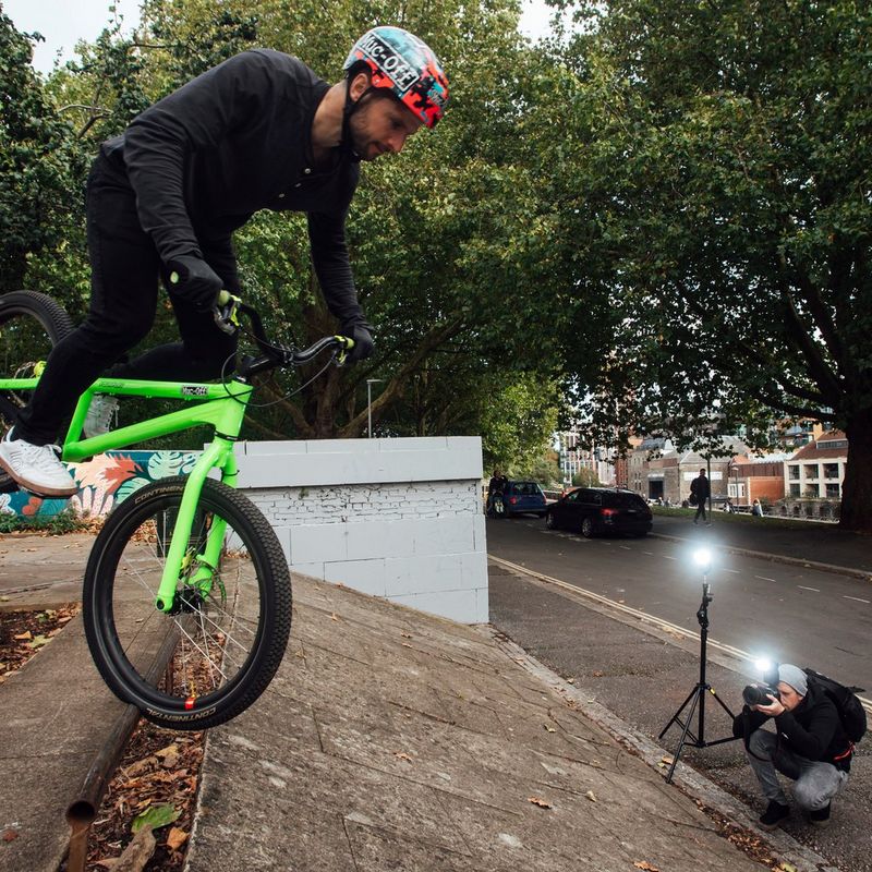 Flash Canon Speedlite EL-1 0 Homme prenant une photo d'une personne à vélo