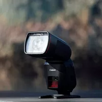 Canon Speedlite EL-1 Flash 0 Flash kept on a table