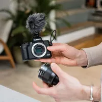 Canon EOS M50 Mark II spiegellose Kamera, Schwarz 0 Anbringen eines EF-M-Objektivs an der Kamera