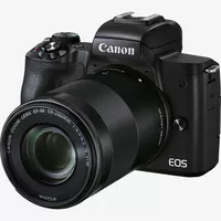 Appareil photo hybride Canon EOS M50 Mark II noir + objectif EF-M 15-45mm IS STM + objectif EF-M 55-200mm IS STM Produits Vue diagonale avec l'objectif 55-200mm