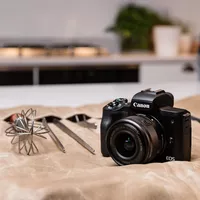Appareil photo hybride Canon EOS M50 Mark II noir + objectif EF-M 18-150mm f/3.5-6.3 IS STM graphite 0 Appareil photo sur un sac rouleau