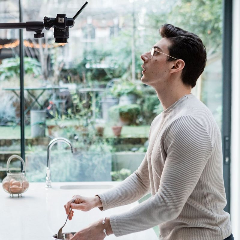 Peilitön Canon EOS M50 Mark II -kamera, musta + EF-M 18-150mm f/3.5-6.3 IS STM -objektiivi, tummanharmaa  Ruoanlaittoa kuvataan ylhäältä päin