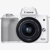 Cámara EOS M50 Mark II Mirrorless de Canon en blanco + objetivo EF-M 15-45mm f/3.5-6.3 IS STM en plata Producto Vista frontal con el objetivo acoplado a la cámara