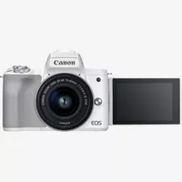 Cámara EOS M50 Mark II Mirrorless de Canon en blanco + objetivo EF-M 15-45mm f/3.5-6.3 IS STM en plata Producto Vista frontal con la pantalla de ángulo variable abierta