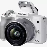 Cámara EOS M50 Mark II Mirrorless de Canon en blanco + objetivo EF-M 15-45mm f/3.5-6.3 IS STM en plata Producto Vista diagonal con el flash incorporado