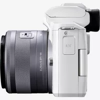Cámara EOS M50 Mark II Mirrorless de Canon en blanco + objetivo EF-M 15-45mm f/3.5-6.3 IS STM en plata Producto Vista izquierda