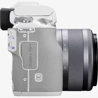 Cámara EOS M50 Mark II Mirrorless de Canon en blanco + objetivo EF-M 15-45mm f/3.5-6.3 IS STM en plata Producto Vista derecha