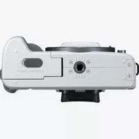 Cámara EOS M50 Mark II Mirrorless de Canon en blanco + objetivo EF-M 15-45mm f/3.5-6.3 IS STM en plata Producto Vista inferior