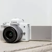 Appareil photo hybride Canon EOS M50 Mark II blanc + objectif EF-M 15-45mm f/3.5-6.3 IS STM argent 0 L'appareil photo sur un tissu