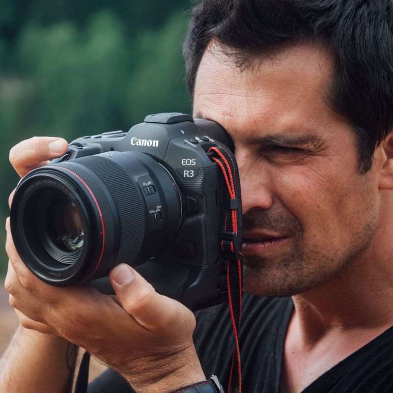 Canon EOS R3 spiegellose Kamera Gehäuse 0 Ein Mann, der die Kamera vor sein Gesicht hält